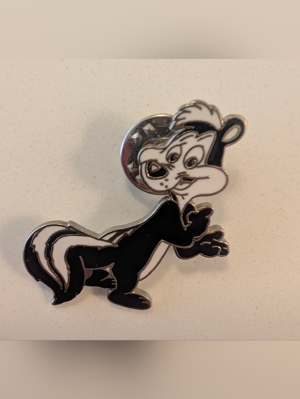Vintage 1993 Pepe Le Pew Lapel Pin Warner Bros Looney Tunes Enamel Brooch Skunk